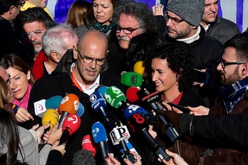 Romeva y Rovira han comparecido ante los medios frente a la prisión de Estremera. (Pierre-Phillipe MARCOU / AFP)
