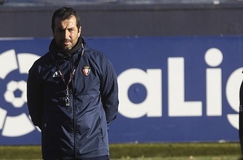 Diego Martínez, en el entrenamiento de El Sadar. (OSASUNA)
