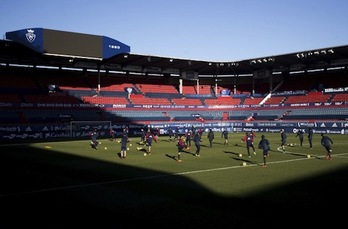 La plantilla rojilla, entrenando en El Sadar a puerta cerrada. (OSASUNA)