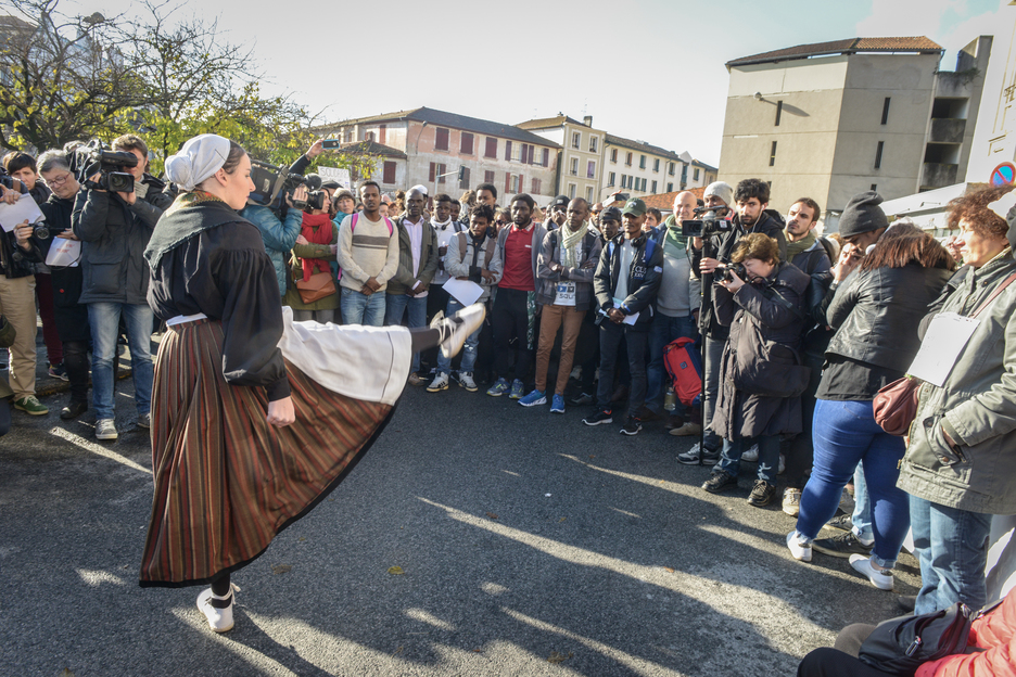 Les migrants arrivent à la gare de Bayonne sous les applaudissements des gens venus en soutien. ©Isabelle Miquelestorena