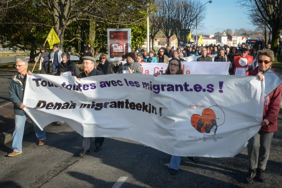Les migrants partis, un cortège de soutien s'ébranle vers la sous-préfecture. ©Isabelle Miquelestorena