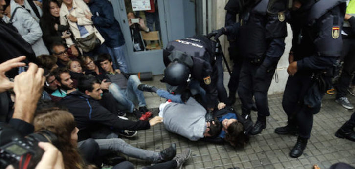 Imagen de la carga policial del 1 de octubre.