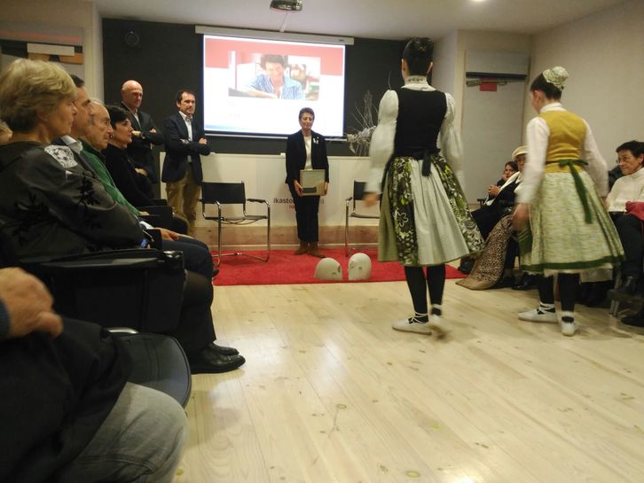 Dantzaris de Paz de Ziganda bailan un aurresku a Mirentxu Purroy. (NAFARROAKO IKASTOLEN ELKARTEA)