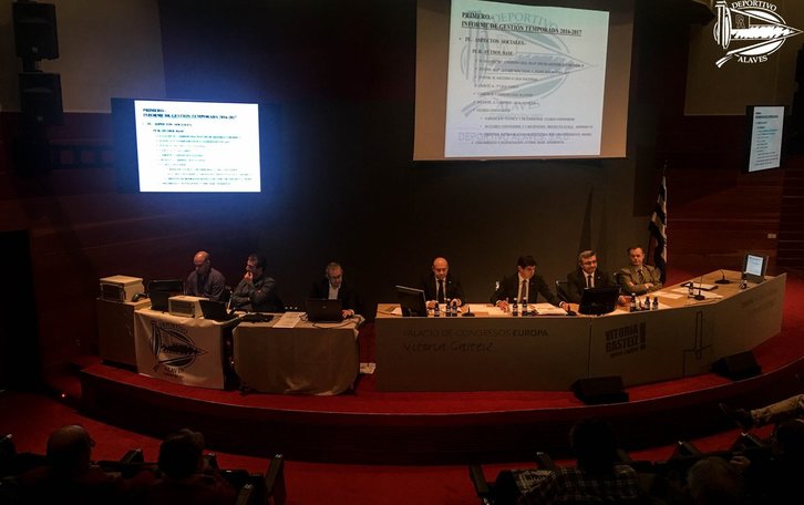 La Junta de Accionistas del club albiazul. (@alaves)