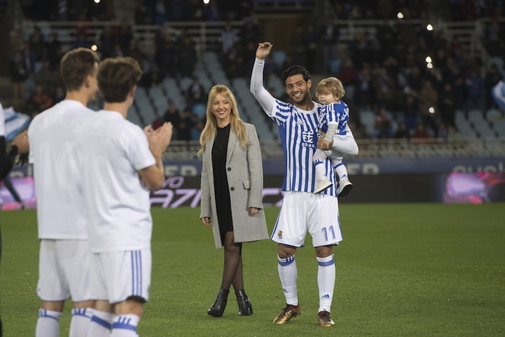 Carlos Vela ha recibido el homenaje de sus compañeros y de Anoeta antes del partido. (Gorka RUBIO / ARGAZKI PRESS)
