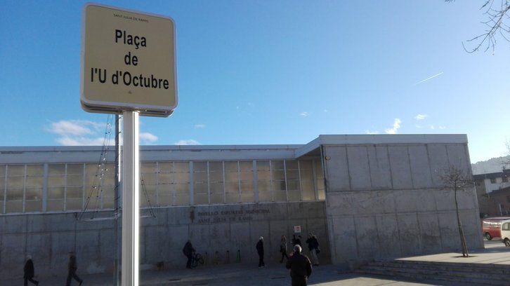 Urriaren 1a Plaza deitzen da orain St. Julia de Ramiseko kiroldegiko plaza.