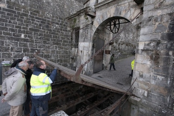 Técnico comprobando el funcionamiento del puente levadizo del Portal de Francia. (AYUNTAMIENTO DE IRUÑEA)