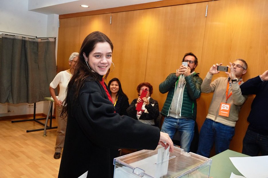 Laura Sancho, de 18 años, ha votado en nombre de Puigdemont en Sant Juliá de Ramis. (@KRLS)