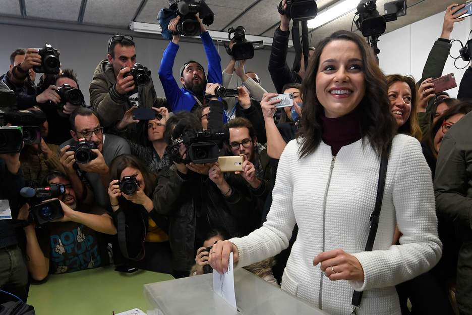 Inés Arrimadas, cabeza de lista de Ciudadanos, ha votado en Barcelona. (Lluis GENÉ/AFP)