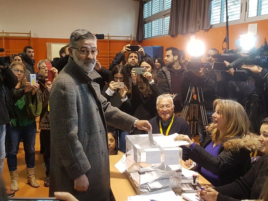 Carles Riera, cabeza de lista de la CUP, ha votado en Poblenou. (@CARLESRAL)