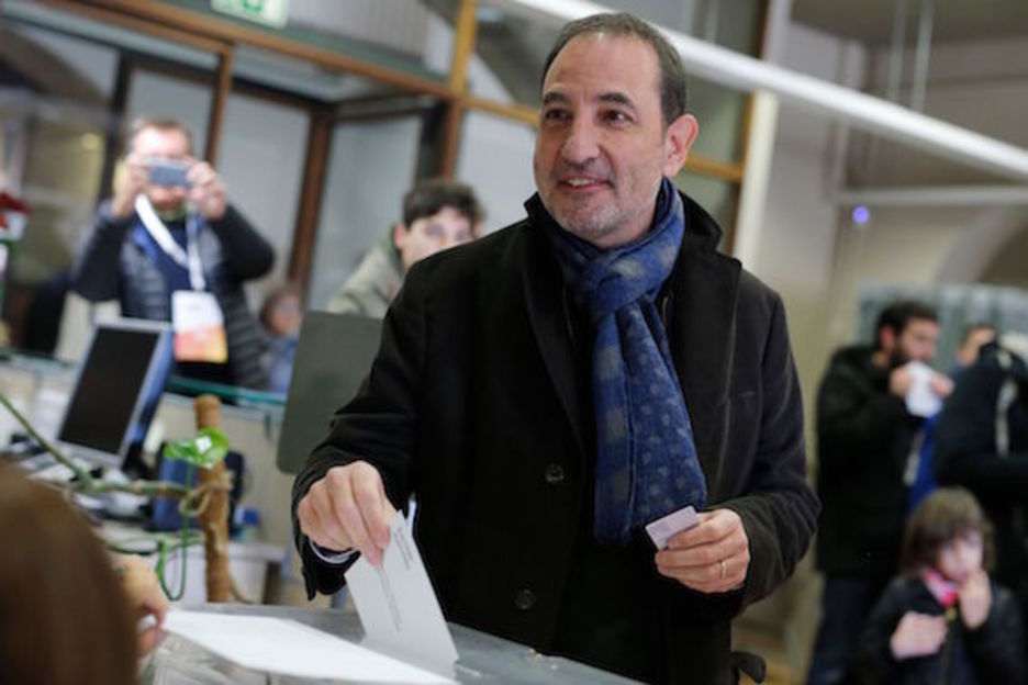 El exlíder de Unió Ramón Espadaler ha votado en Vic. (Pau BARRENA/AFP)