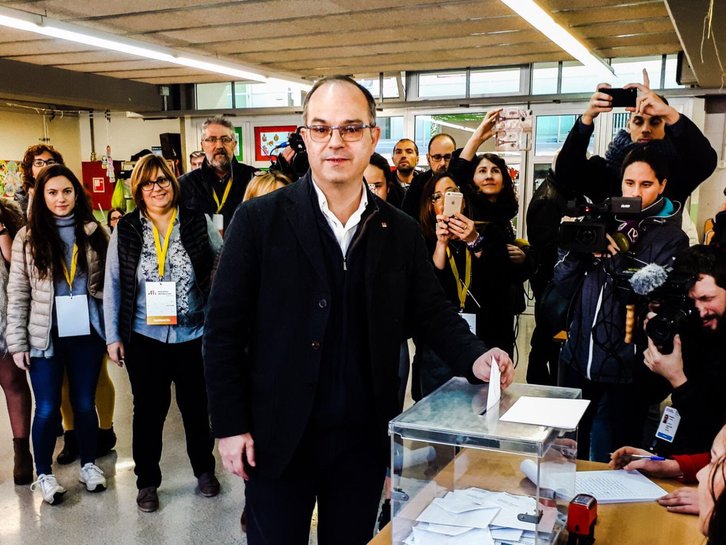 Jordi Turull deposita su voto el jueves pasado. (@JuntsXCat)