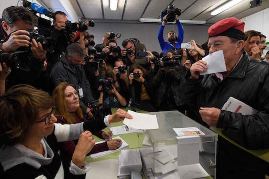 Un hombre, ataviado con una barretina, vota en Barcelona. (Lluis GENE/AFP)