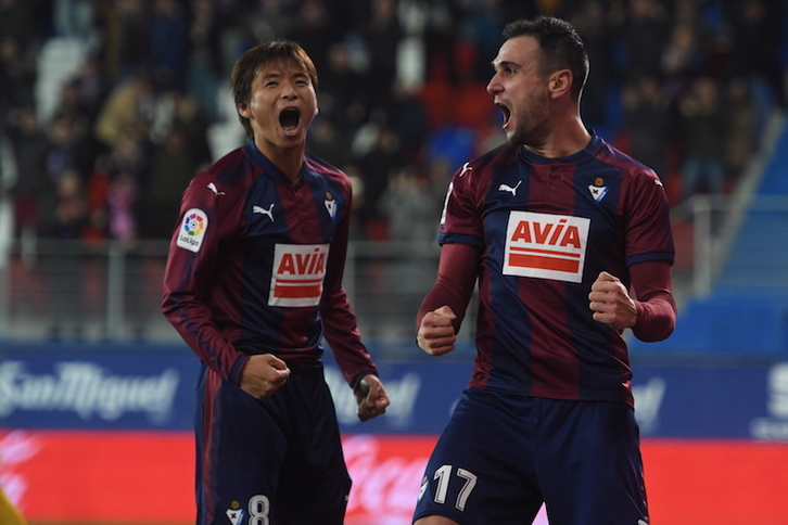 Inui y Kike celebran el tercer gol del Eibar. (Jon URBE / ARGAZKI PRESS)