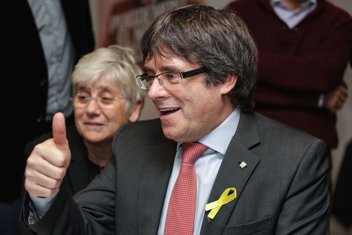 Carles Puigdemont, flanqueado por los consellers Toni Comín y Meritxell Serret, en Bruselas. (John THYS/AFP)