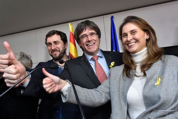 Carles Puigdemont, flanqueado por los consellers Toni Comín y Meritxell Serret, en Bruselas. (John THYS/AFP)