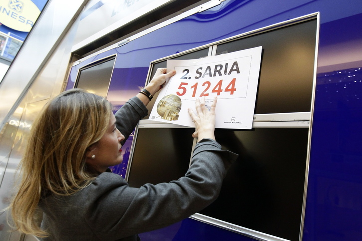 El número 51.244 agraciado con el segundo premio, vendido parte en Leioa. (Aritz LOIOLA / ARGAZKI PRESS)