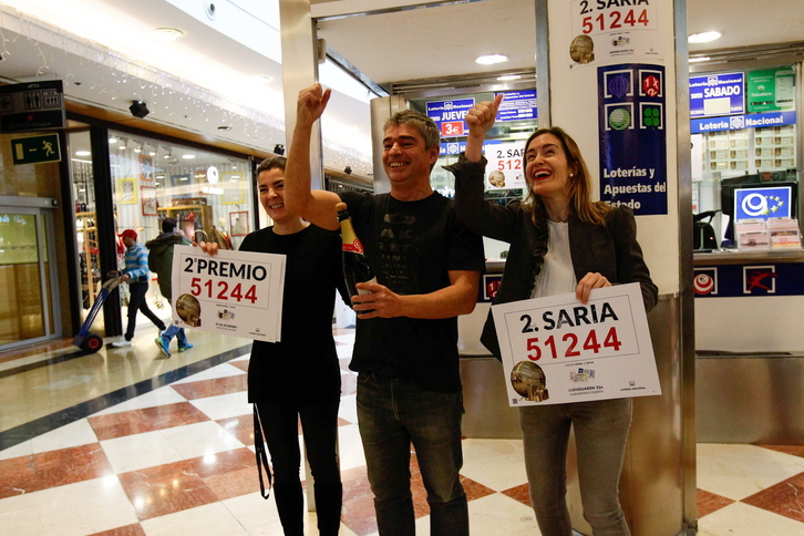 El número 51.244 agraciado con el segundo premio. (Aritz LOIOLA / ARGAZKI PRESS)