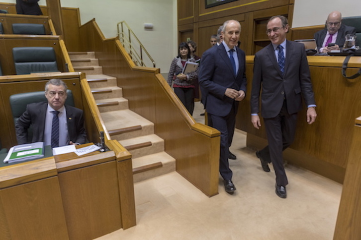 Alfonso Alonso y Josu Erkoreka pasan junto a Iñigo Urkullu a su llegada al Parlamento. (Juanan RUIZ/ARGAZKI PRESS)