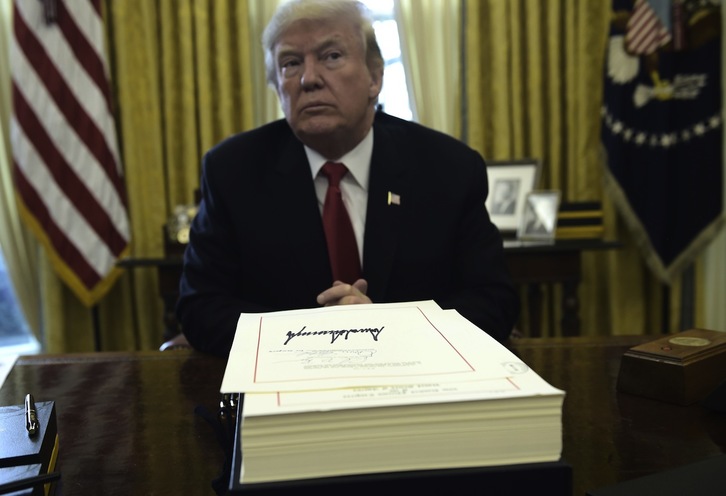 Donald Trump, firmando una de sus reformas. (Brendan SMIALOWSKI / AFP)