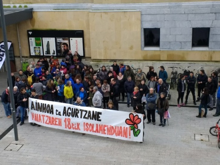 Concentración en Donostia por Mujika y Delgado. 