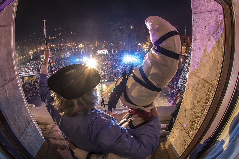 Olentzero y Mari Domingi saludan desde el balcón del Arriaga. (BILBOKO UDALA)