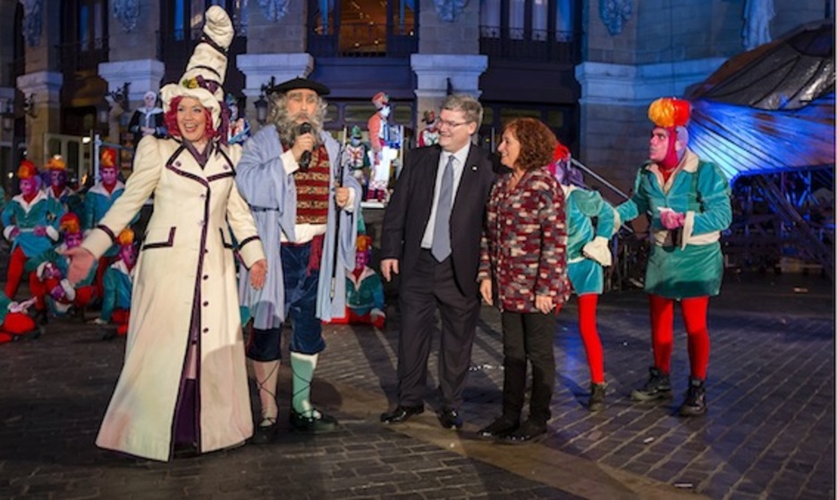 Olentzero y Mari Domingi, junto al alcalde Aburto y la edil Urtasun. (BILBOKO UDALA)