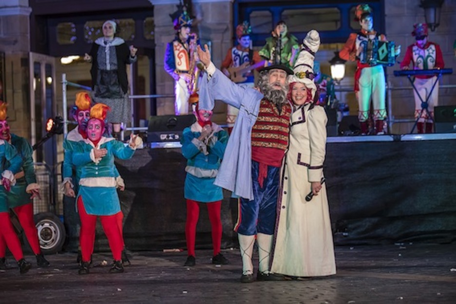 Recepción a Olentzero y Mari Domingi en la plaza del Arriaga. (BILBOKO UDALA)