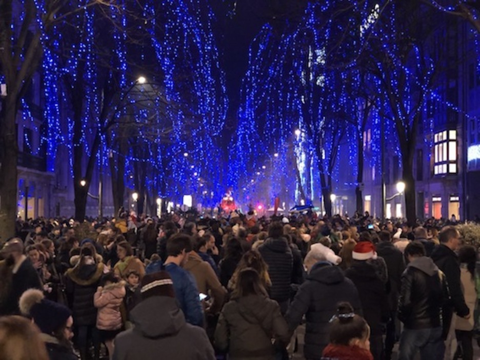 Multitud de bilbainos se han dado cita en la kalejira. (BILBOKO UDALA)