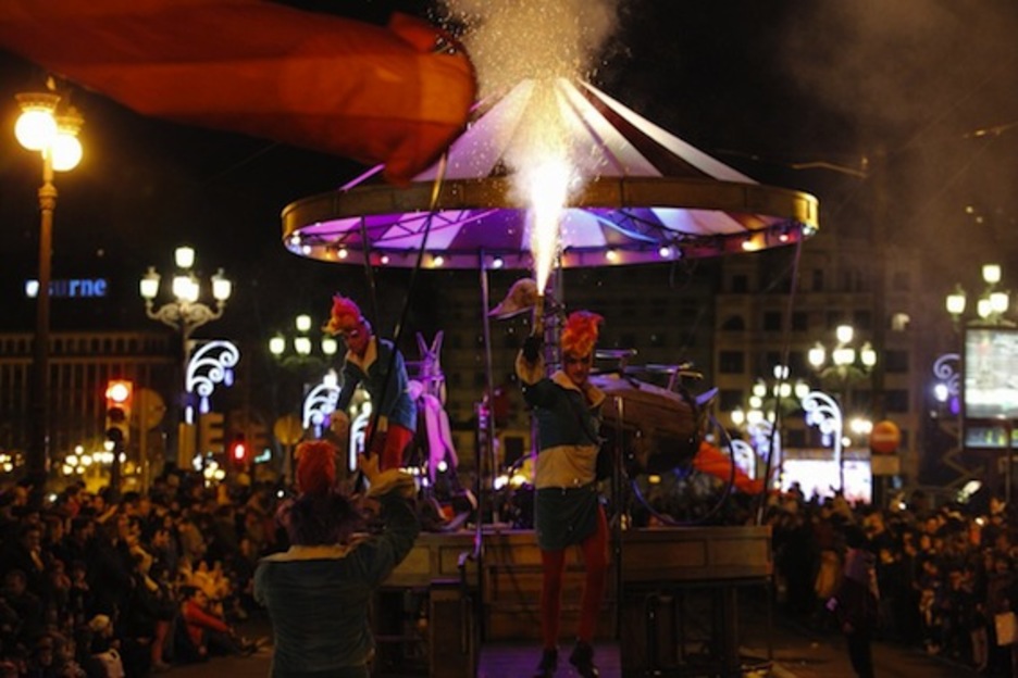 La música, las luces y el color han marcado el desfile. (BILBOKO UDALA)