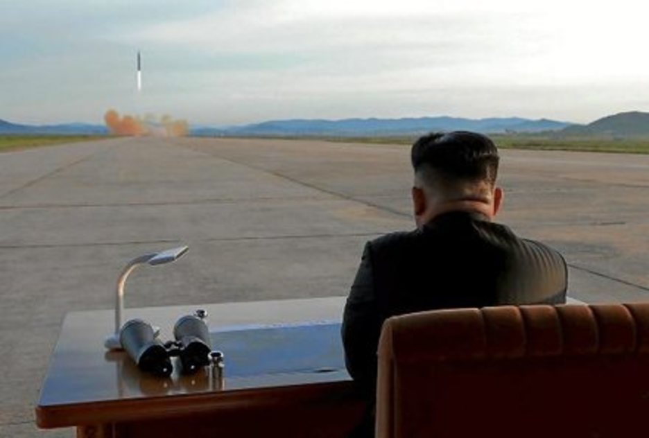 Fotografía difundida por la KCNA en setiembre, con Kim Jong-un durante uno de los ensayos con misiles. (KCNA)