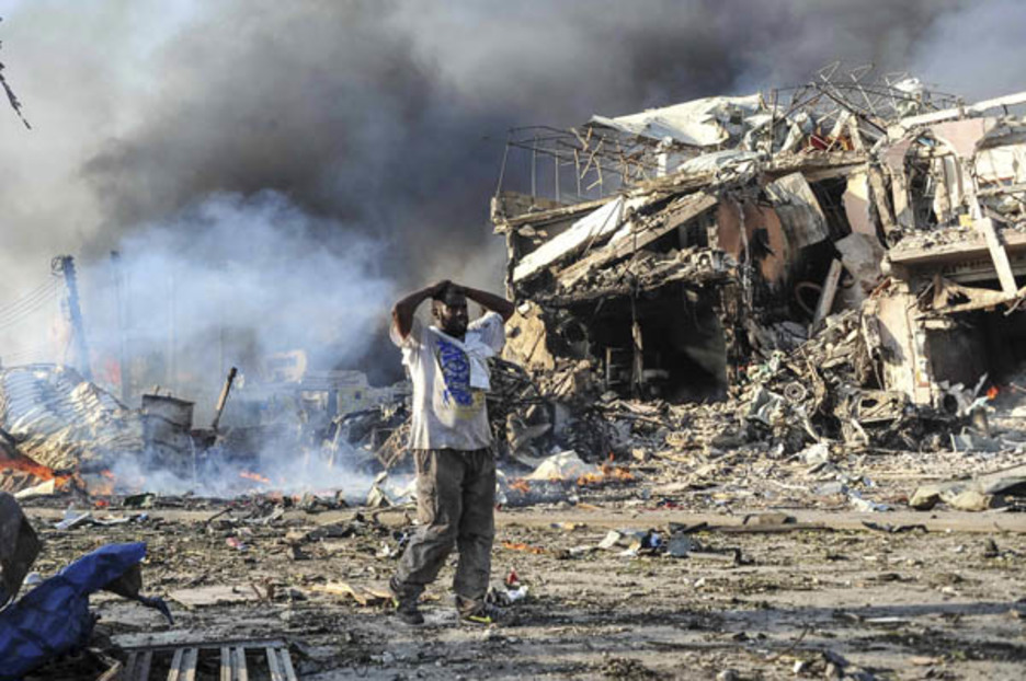 Terrible imagen que nos lleva a Somalia, donde la explosión de un camión y un vehículo causó la muerte de centenares de personas. (Mohamed ABDIWAHAD)