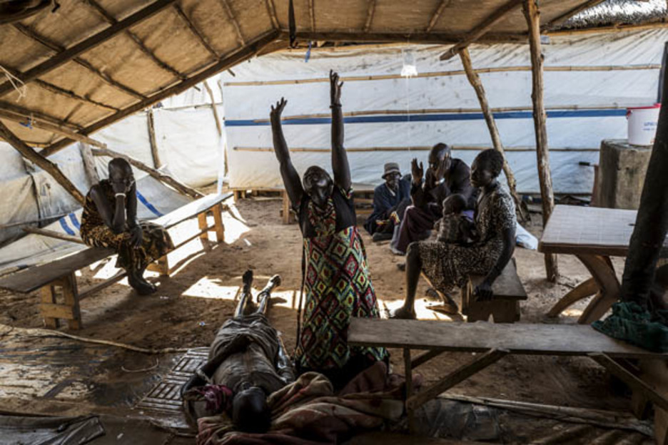 Imagen que muestra el dolor de una familia sudanesa por la muerte de uno de sus miembros por una epidemia de cólera. (Fabio BUCCIARELLI)