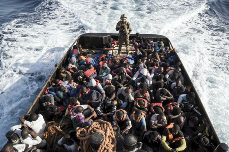 Un guardacostas libio controla el rescate de 147 inmigrantes que intentaban llegar a Europa desde la ciudad costera de Zawiyah, a 45 kilómetros de Trípoli. (Taha JAWASHI)