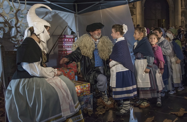 Mari Domingi eta Olentzero, eskutitzak jasotzen. (Andoni CANELLADA/ARGAZKI PRESS)