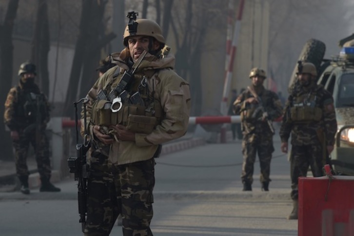 Miembros de las fuerzas afganas de seguridad, en la zona del atentado. (Shah MARAI/AFP)