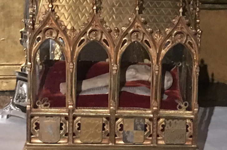 Imagen del fémur de San Fermín que se puede ver en la catedral de Iruñea.