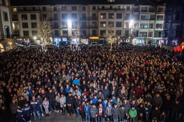 Concentración en Zornotza tras la muerte violenta de Ibon Urrengoetxea. (Marisol RAMÍREZ / ARGAZKI PRESS)