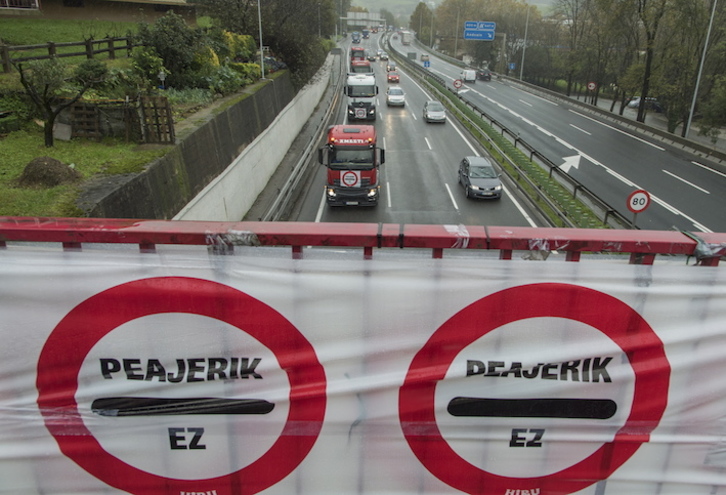 Caravana de camiones en la N-I para protestar por el peaje. (Andoni CANELLADA/ARGAZKI PRESS)