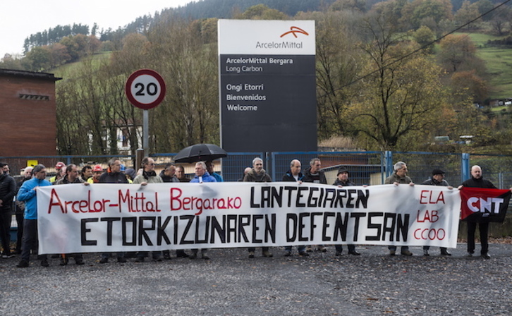 Concentración el pasado noviembre ante las puertas de ArcelorMittal en Bergara. (Luis JAUREGIALTZO / ARGAZKI PRESS)