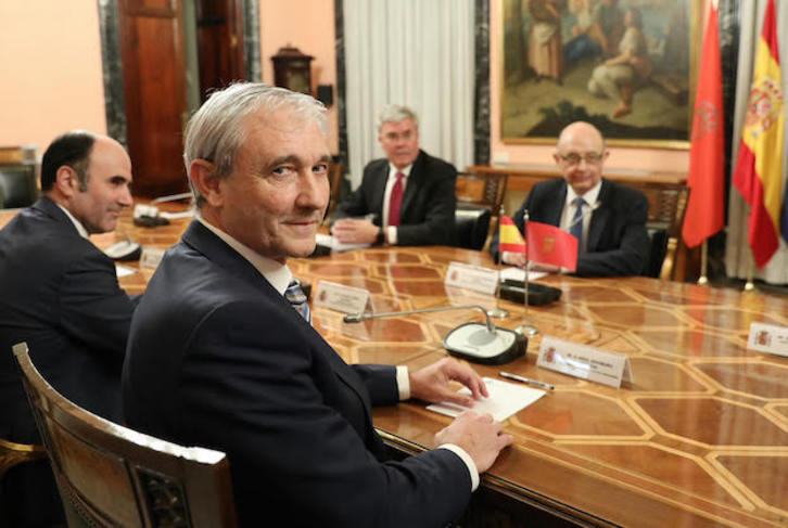 Los consejeros navarros Ayerdi y Aranburu, y enfrente el ministro español Montoro. (ARGAZKI PRESS)