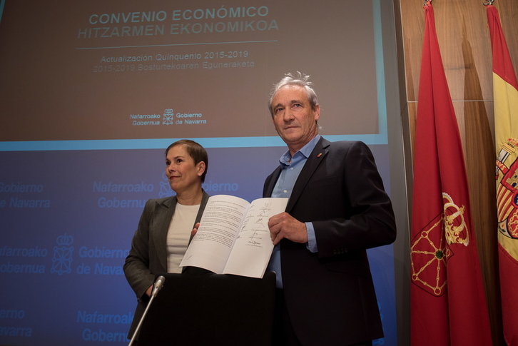 Barkos y Aranburu muestran el acuerdo sobre el Convenio suscrito en Madrid. (Iñigo ARANBURU/ARGAZKI PRESS)