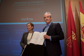 Barkos y Aranburu muestran el acuerdo sobre el Convenio suscrito el miércoles en Madrid. (Iñigo ARANBURU/ARGAZKI PRESS)