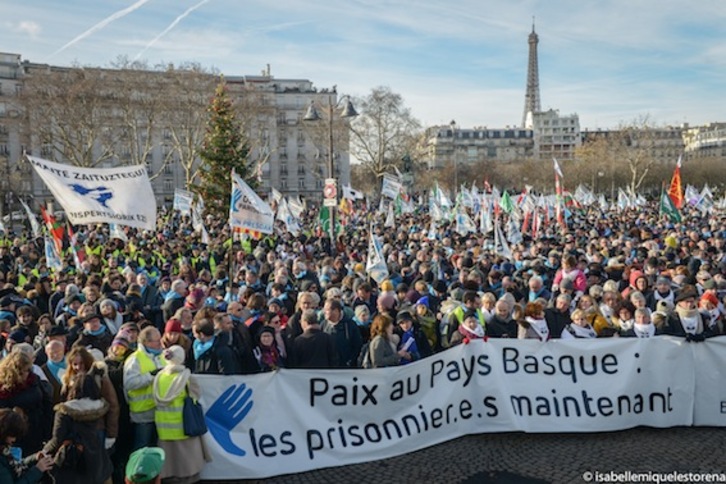 ‘Orain presoak’ lelopean Parisen egin zen manifestazioak 11.000 lagun bildu zituen. (Isabelle MIQUELESTORENA)