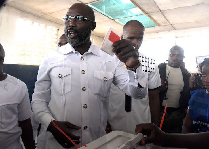 George Weah depostiva su voto en la jornada electoral del pasado martes. (SEYLLOU / AFP)