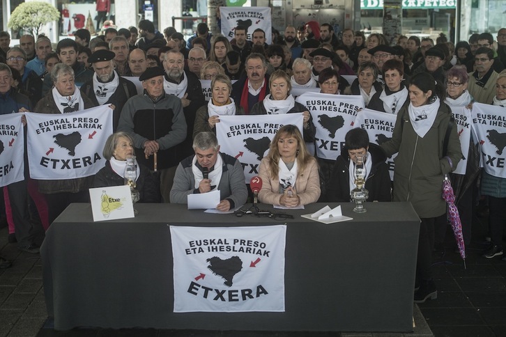 Etxerat ha realizado una rueda de prensa masiva en Hernani. (Jon URBE / ARGAZKI PRESS)