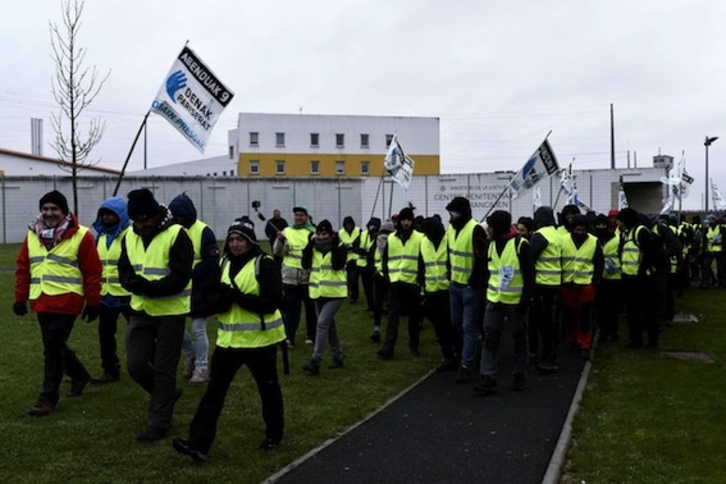 Marcha por los presos en la cárcel de Réau-Sud Francilien. (Philippe LOPEZ/AFP)