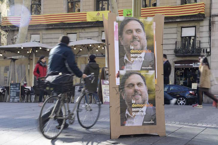 Carteles con el rostro de Junqueras. (Javier SORIANO/AFP)