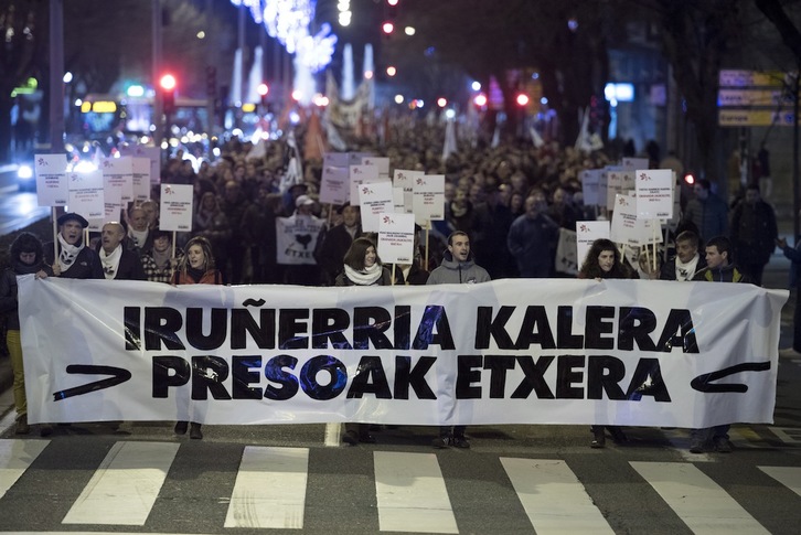 Jendetza bildu da Iruñean preso eta iheslarien etxeratzearen alde. (Iñigo URIZ / ARGAZKI PRESS)