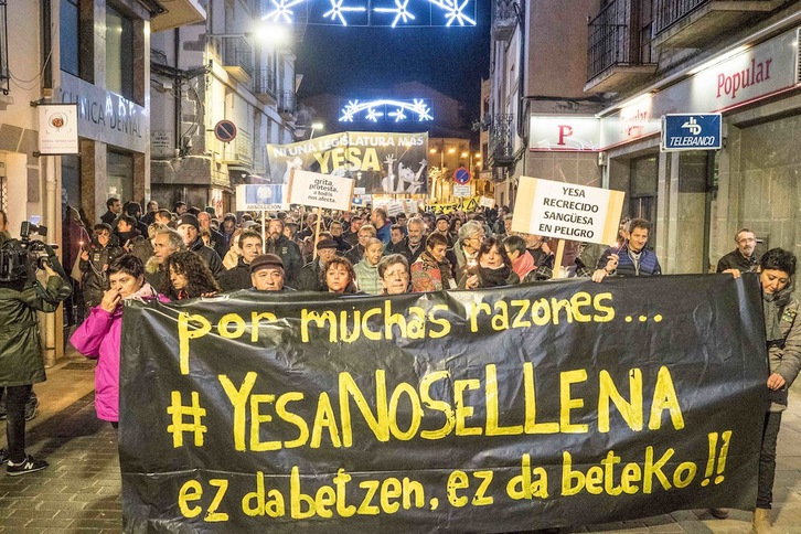 Movilización en Zangoza contra las obras en el embalse de Esa. (Sonia SENOSIAIN / YESA + NO)